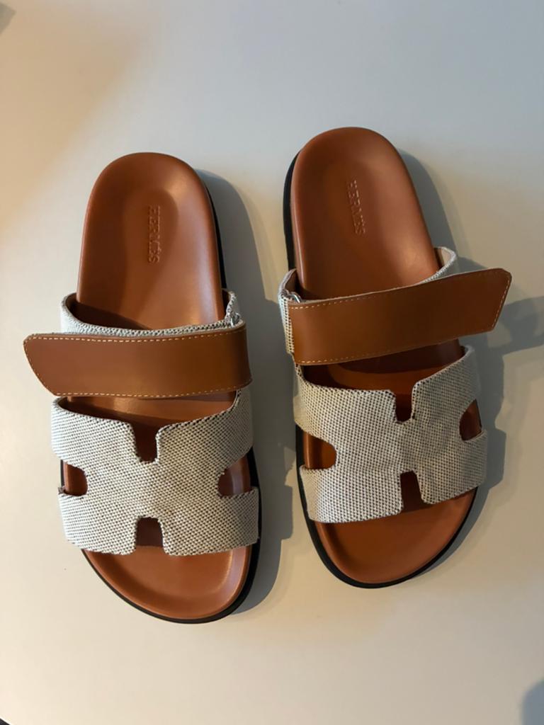 Nieuwe slippers stijl Hermes - maat 40, Enlèvement, Comme neuf, Brun, Sandales de bain