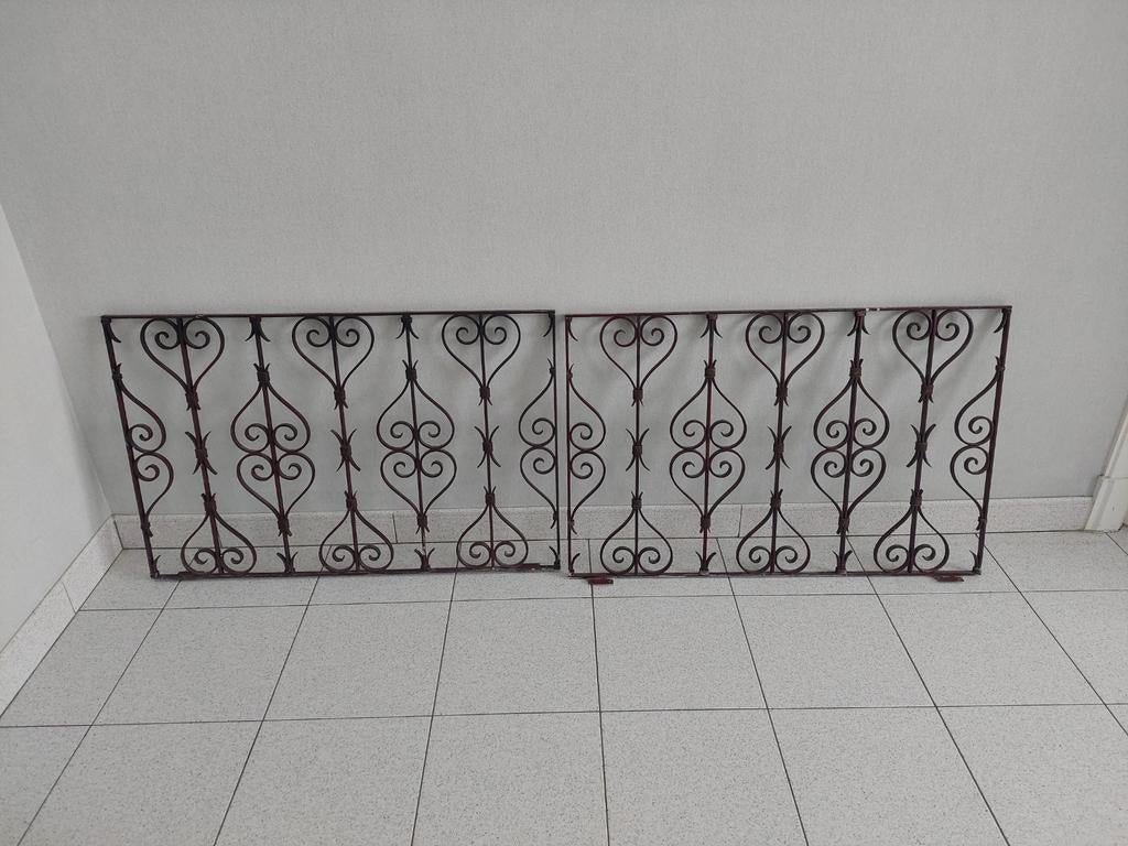 2 grilles en fer forgées, Fer