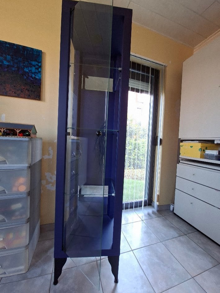 Staande vitrinekast - blauw, Huis en Inrichting, Kasten | Vitrinekasten, Ophalen, Minder dan 50 cm, Gebruikt, Glas
