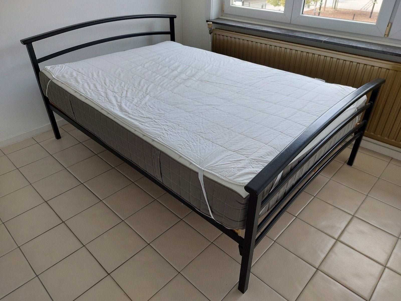 Bed type twijfelaar 140x200cm met matras en hoeslaken, Huis en Inrichting, Slaapkamer | Bedden, Ophalen, Twijfelaar, Zwart