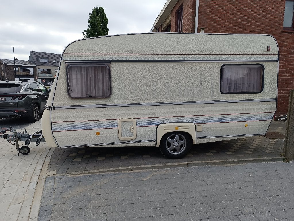 Wilk caravan, Caravans en Kamperen, Caravans, Particulier, tot en met 3, 750 - 1000 kg, Overige, Wilk, Lengtebed, Omvormbare zithoek
