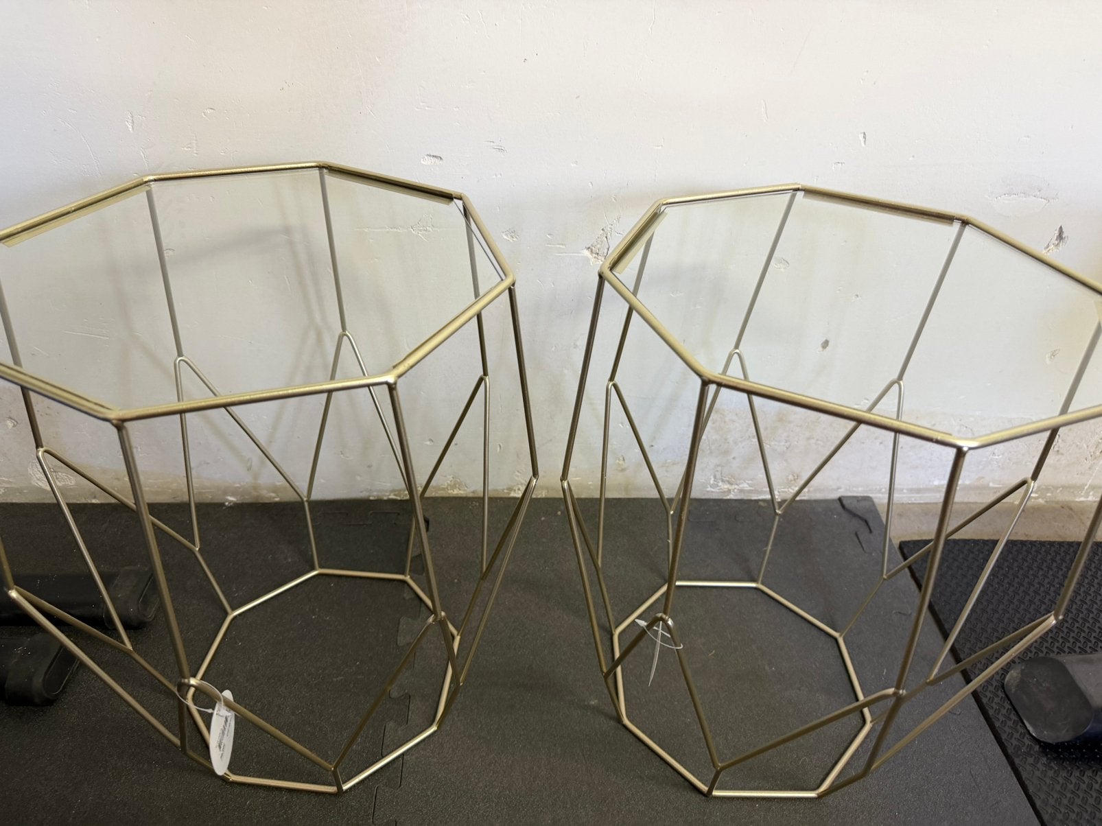 Tables de nuit Maison du Monde - dorées et plateau en verre, Maison & Meubles, Moins de 55 cm, Comme neuf, Moins de 45 cm, Enlèvement