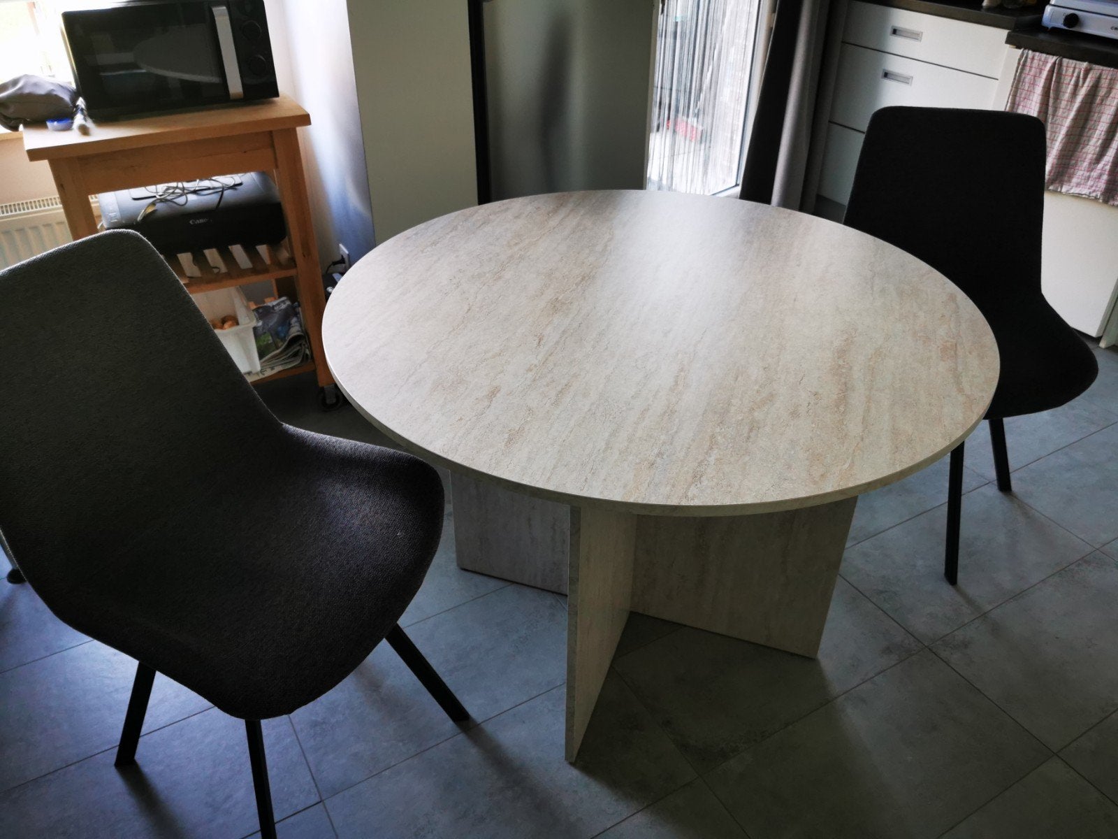 Ronde tafel met 2 draaibare stoelen., Ophalen