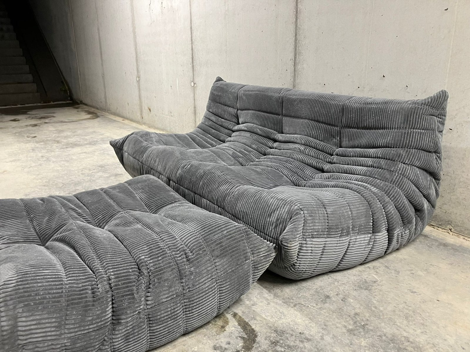 Siège 3pl et pouf Togo en velours côtelé gris anthracite, Maison & Meubles, Enlèvement ou Envoi, Togo ligne roset