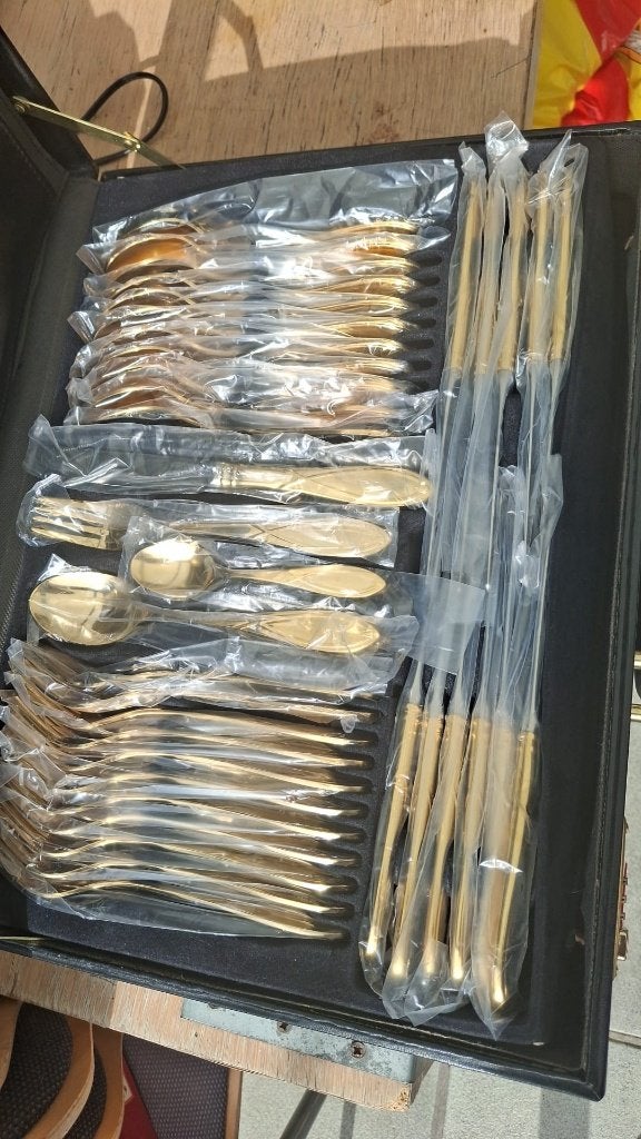 Gouden bestekset in koffer, Ophalen
