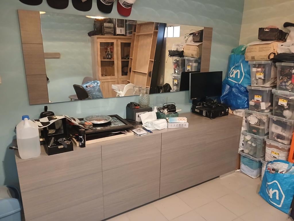 Une commode avec miroir doit être envolée de toute urgence, Maison & Meubles, Armoires | Dressoirs, Enlèvement