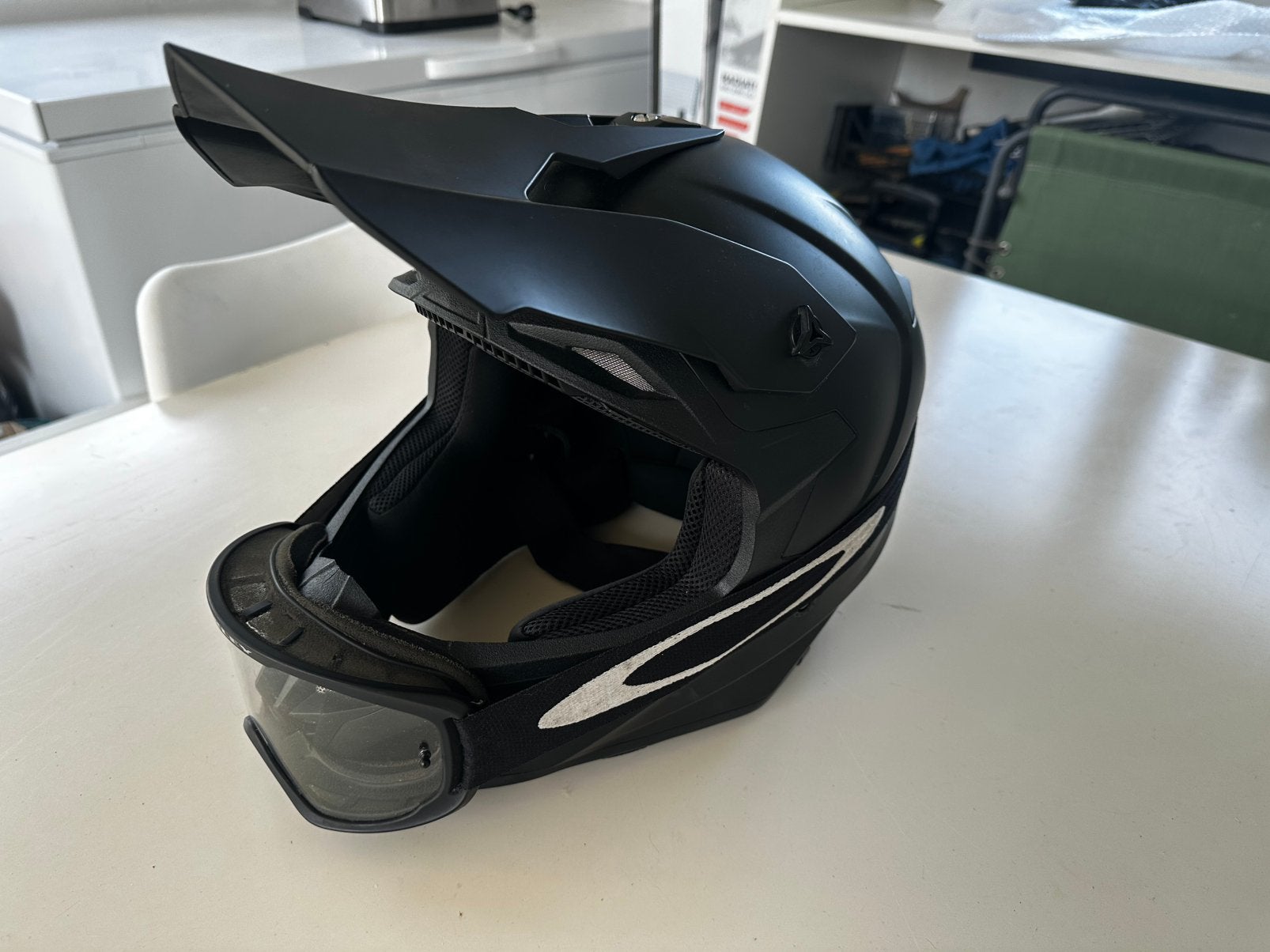 Crosshelm met Oakley goggles, Motoren, Offroadhelm, XXL, Tweedehands, Ophalen