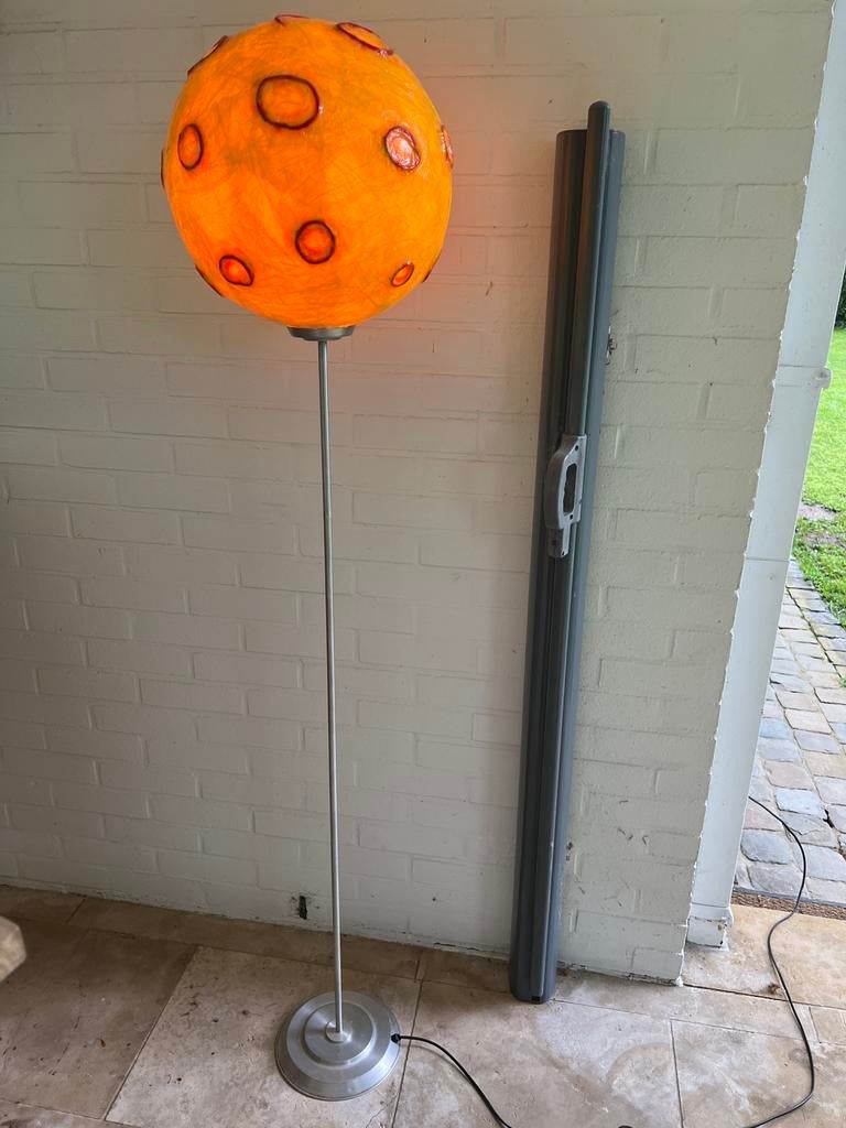 Lampadaire vintage « Planet » orange - Style années 70, Maison & Meubles, Lampes | Lampadaires, Comme neuf, 150 à 200 cm, Enlèvement