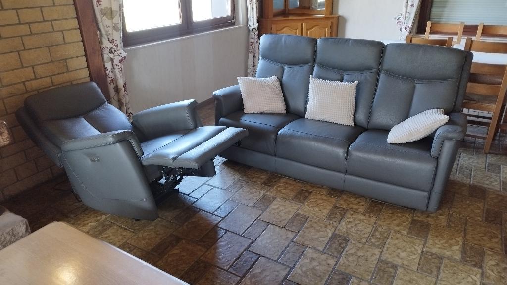 Canapé cuir et deux fauteuils dont un électrique, Maison & Meubles, Canapés | Salons, Comme neuf, Banc droit, Trois personnes