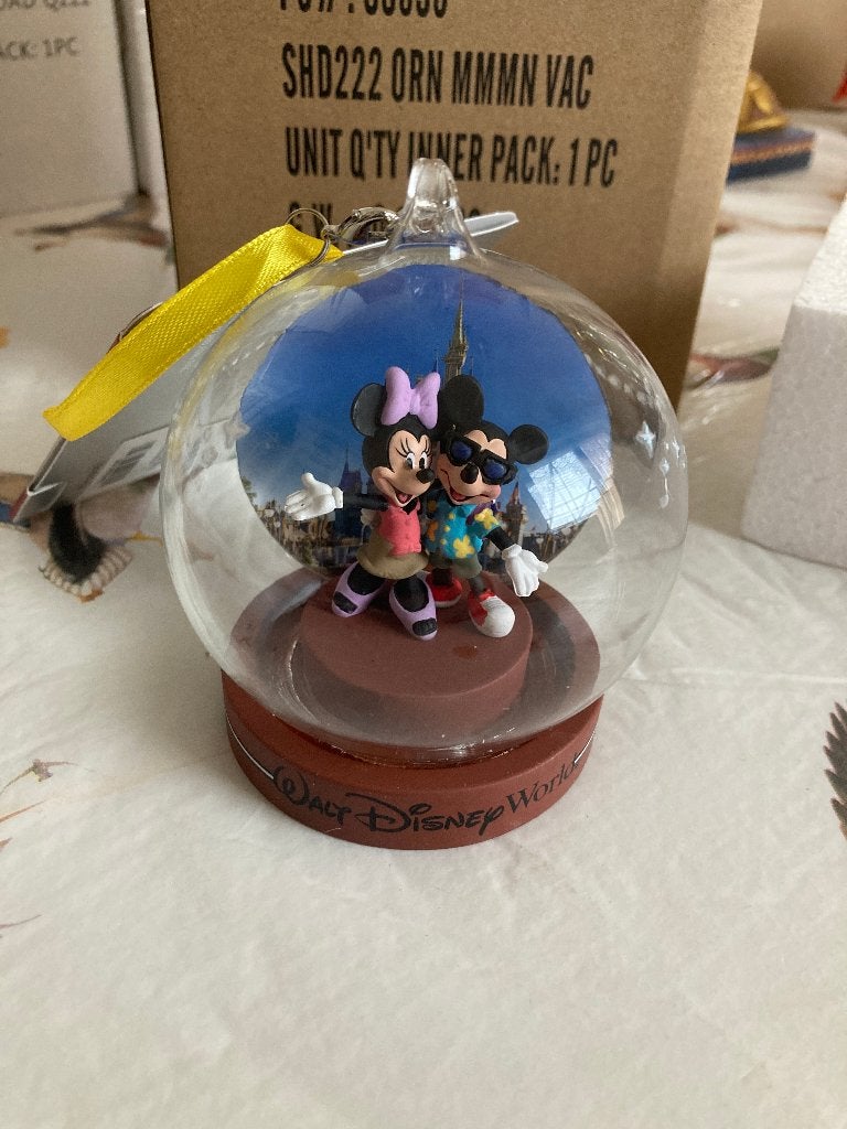 Nieuw Walt Disney World Mickey x Minnie Holiday ornament, Ophalen of Verzenden, Mickey Mouse, Nieuw, Beeldje of Figuurtje