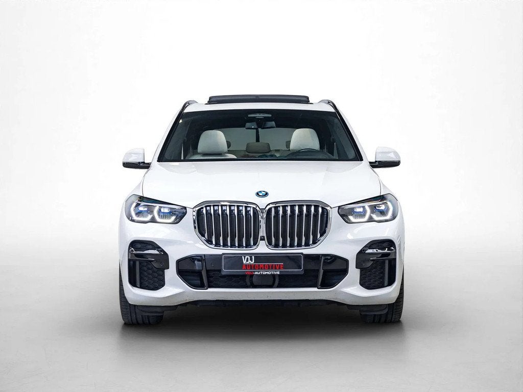 BMW X5 xDrive45e|M-SPORT|MASSAGE|ZTL-KOEL+VERW(v/a)|PANO|, Auto's, Gebruikt, Wit, Leder, 5 zetels