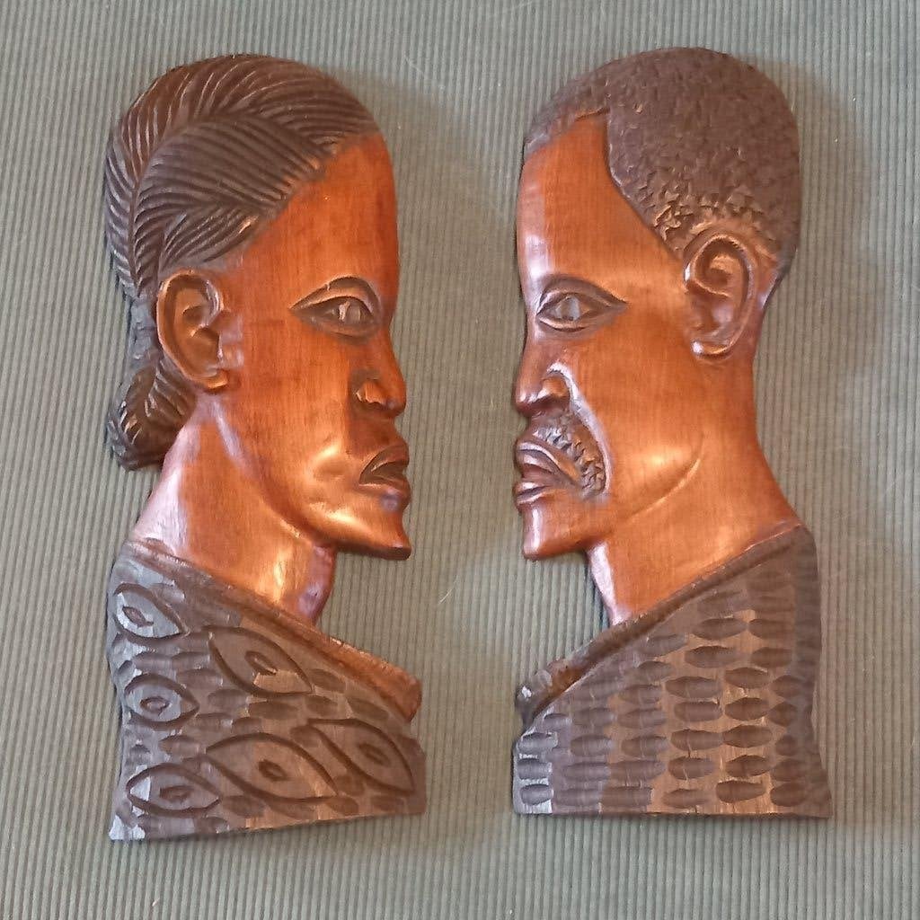 Duo van uitgesneden houten wandreliëfs, Groep mensen, Ophalen of Verzenden, Handgemaakt, Wanddecoratie