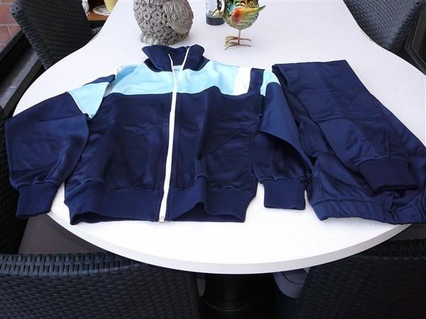 Mooi trainingspak 146 en 164, Enfants & Bébés, Vêtements enfant | Taille 146, Enlèvement, Comme neuf, Garçon ou Fille, Vêtements de sport ou Maillots de bain