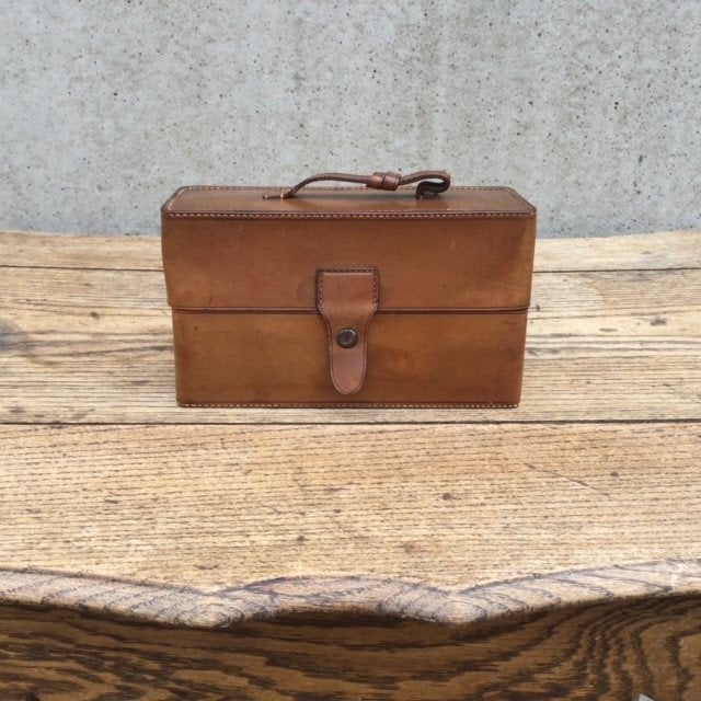 Lederen etui/reisset met 4 parfumflesjes, Antiek en Kunst, Ophalen of Verzenden