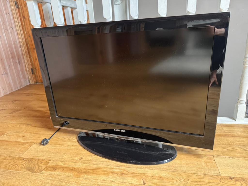 Grand écran de télévision avec image de 92 cm de diamètre., 50 Hz, 80 à 100 cm, Enlèvement, Utilisé