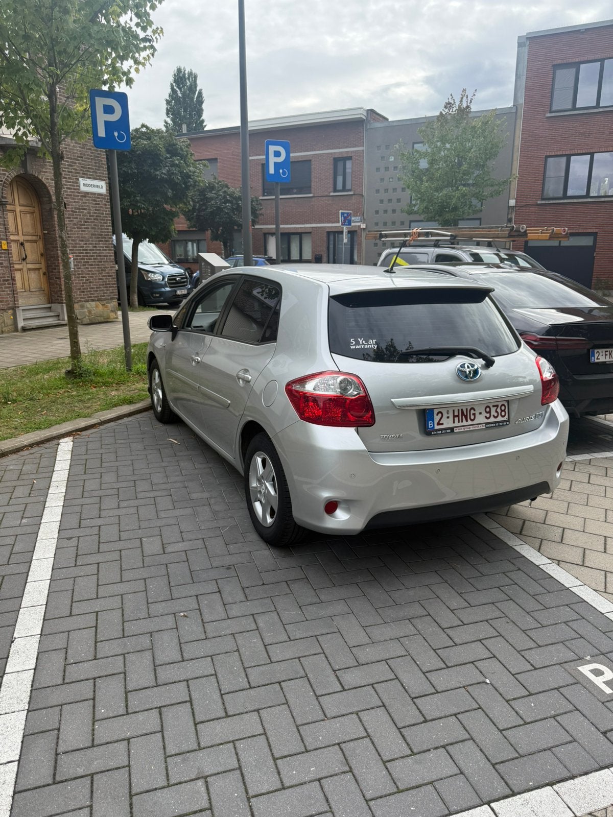 Toyota Auris 1.8 Hybrid, Automaat, Dealer onderhouden, Parkeersensor, Zilver of Grijs