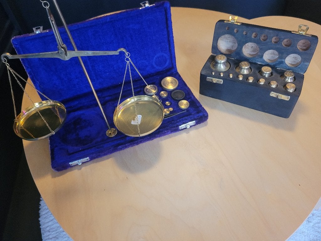 Vintage precisieweegschaal 200g + messing gewichtenset, Antiek en Kunst, Antiek | Brons en Koper, Ophalen of Verzenden