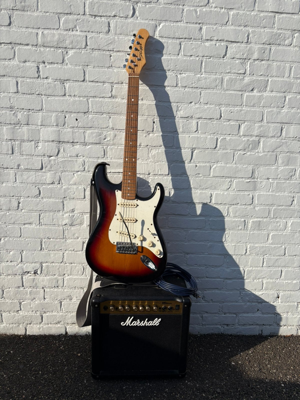 Elektrische gitaar met marshall box, Musique & Instruments, Instruments à corde | Guitares | Électriques, Enlèvement ou Envoi