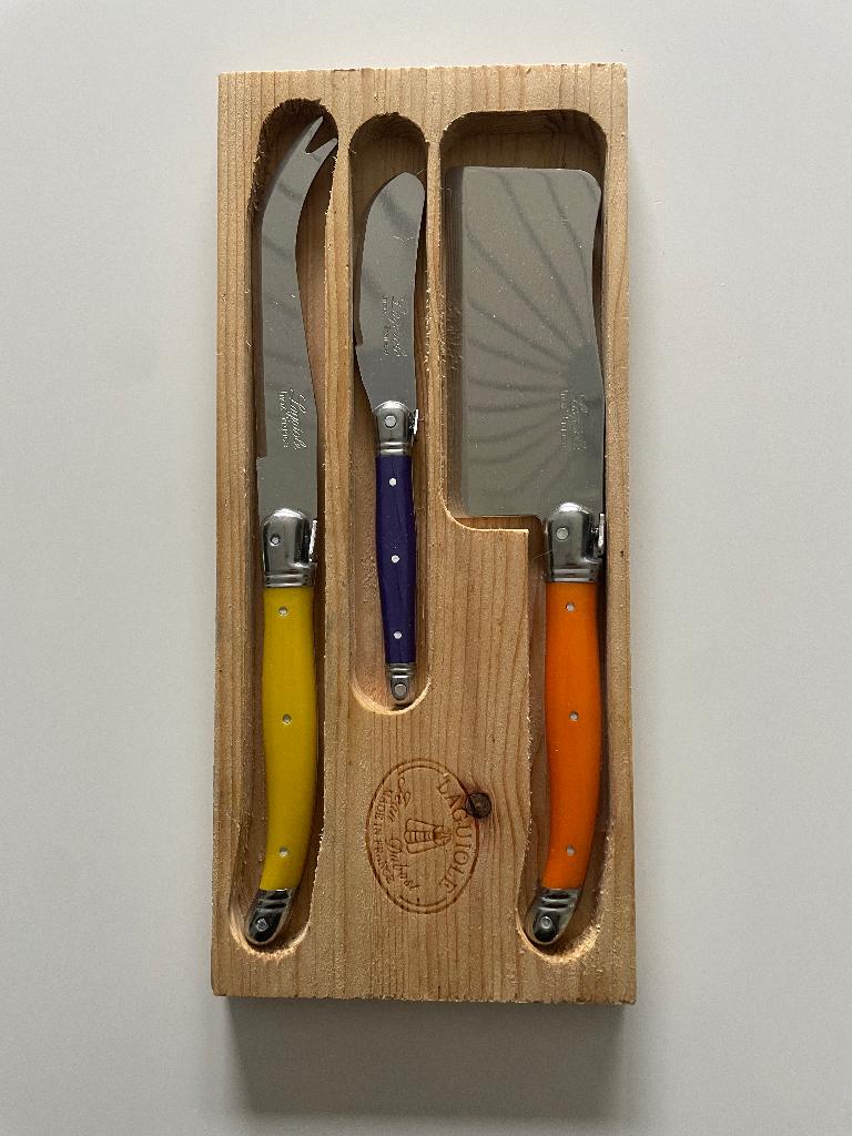 Coffret coloré - fromages LAGUIOLE, Huis en Inrichting, Ophalen, Nieuw, Los bestek