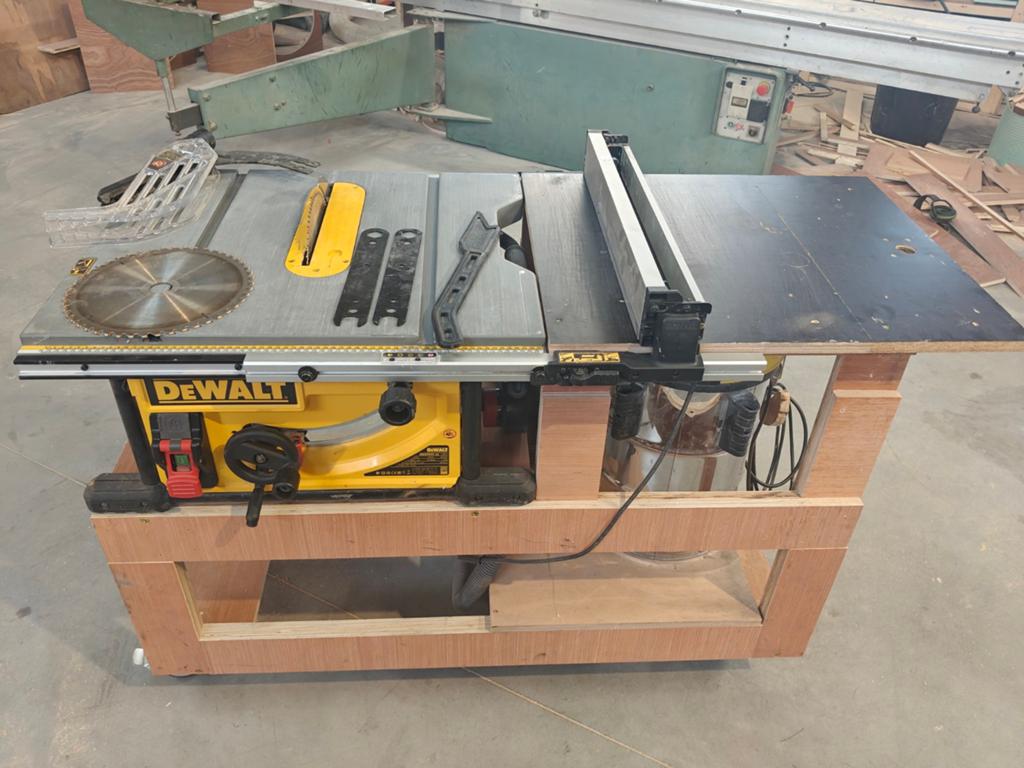 Dewalt dwe7492 met tafel, Bricolage & Construction, Outillage | Scies mécaniques, Comme neuf, Scie circulaire, 1200 watts ou plus