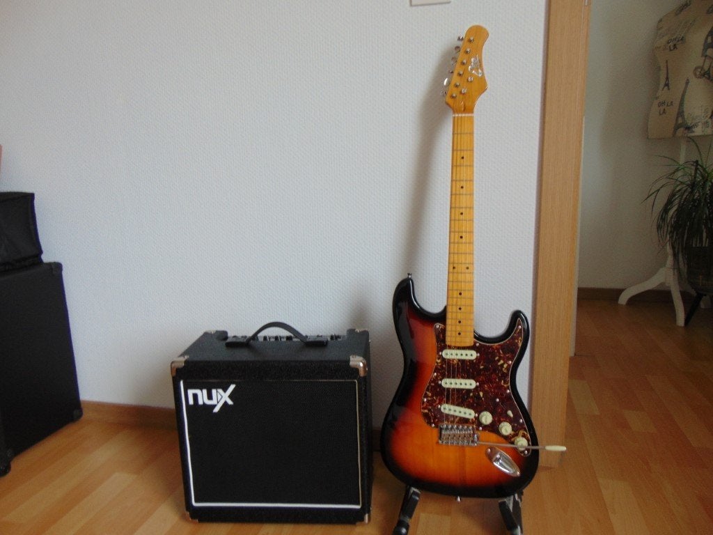 Eko Gitaar Stratocaster ST-401 + Versterker NUX Mighty 30X ., Musique & Instruments, Enlèvement, Neuf, Électrique, 6 cordes