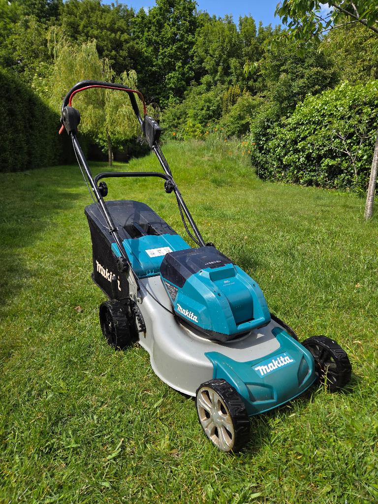 Makita DLM460 grasmaaier op batterijen 2x18v (nt inbegrepen), Tuin en Terras, Ophalen, Accu-grasmaaier, Zo goed als nieuw, Makita