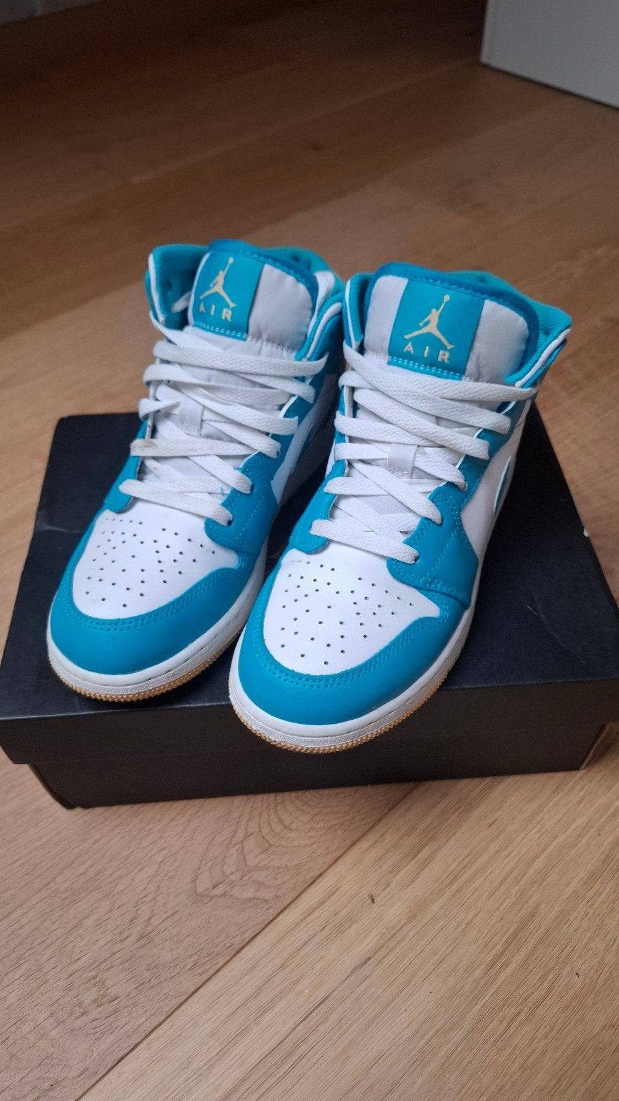 Nike Air Jordan 1 mid GS. Aquatone/ celestial goud - wit., Kleding | Heren, Schoenen, Wit, Nike, Ophalen of Verzenden, Sneakers
