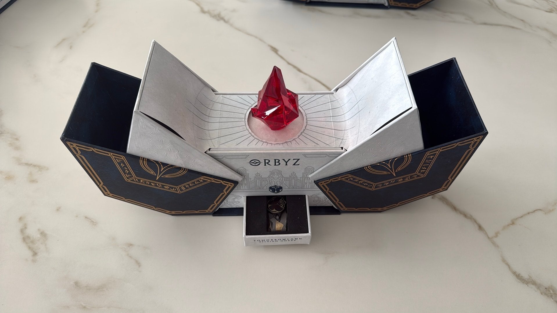 Tomorrowland case 2025 - Orbyz incl bracelet, Ophalen, Zo goed als nieuw