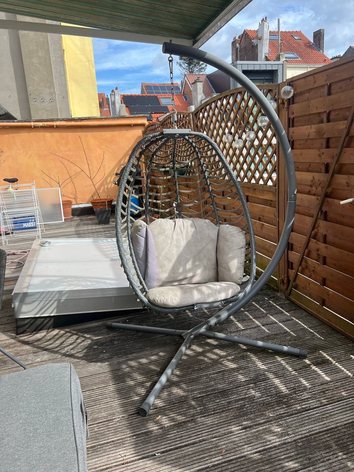 Hanging egg chair with stand & cushion, Ophalen, Zo goed als nieuw