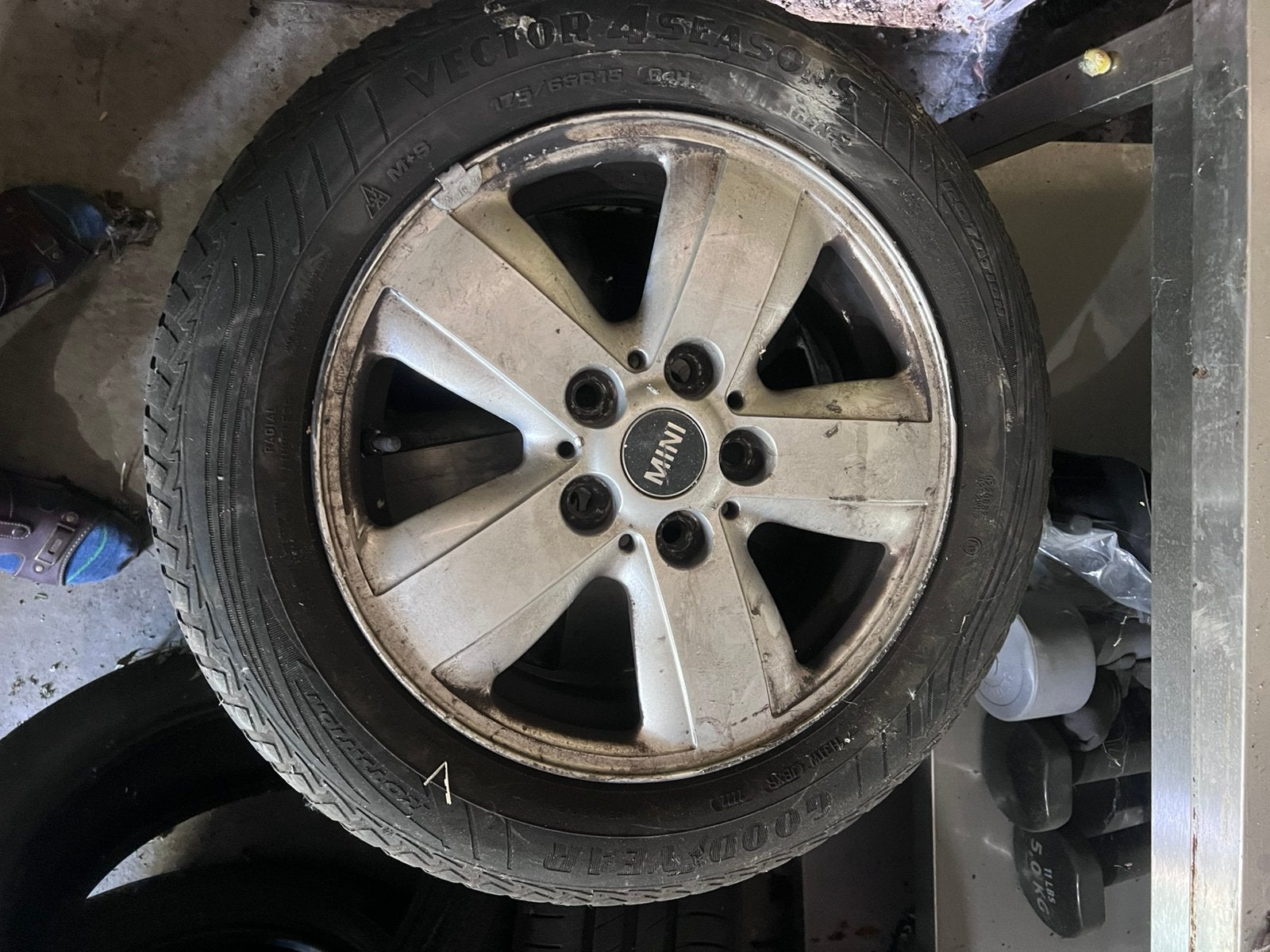 Goodyear vierseizoenenbanden 175/65 R15 met velgen, Enlèvement, Jante(s)
