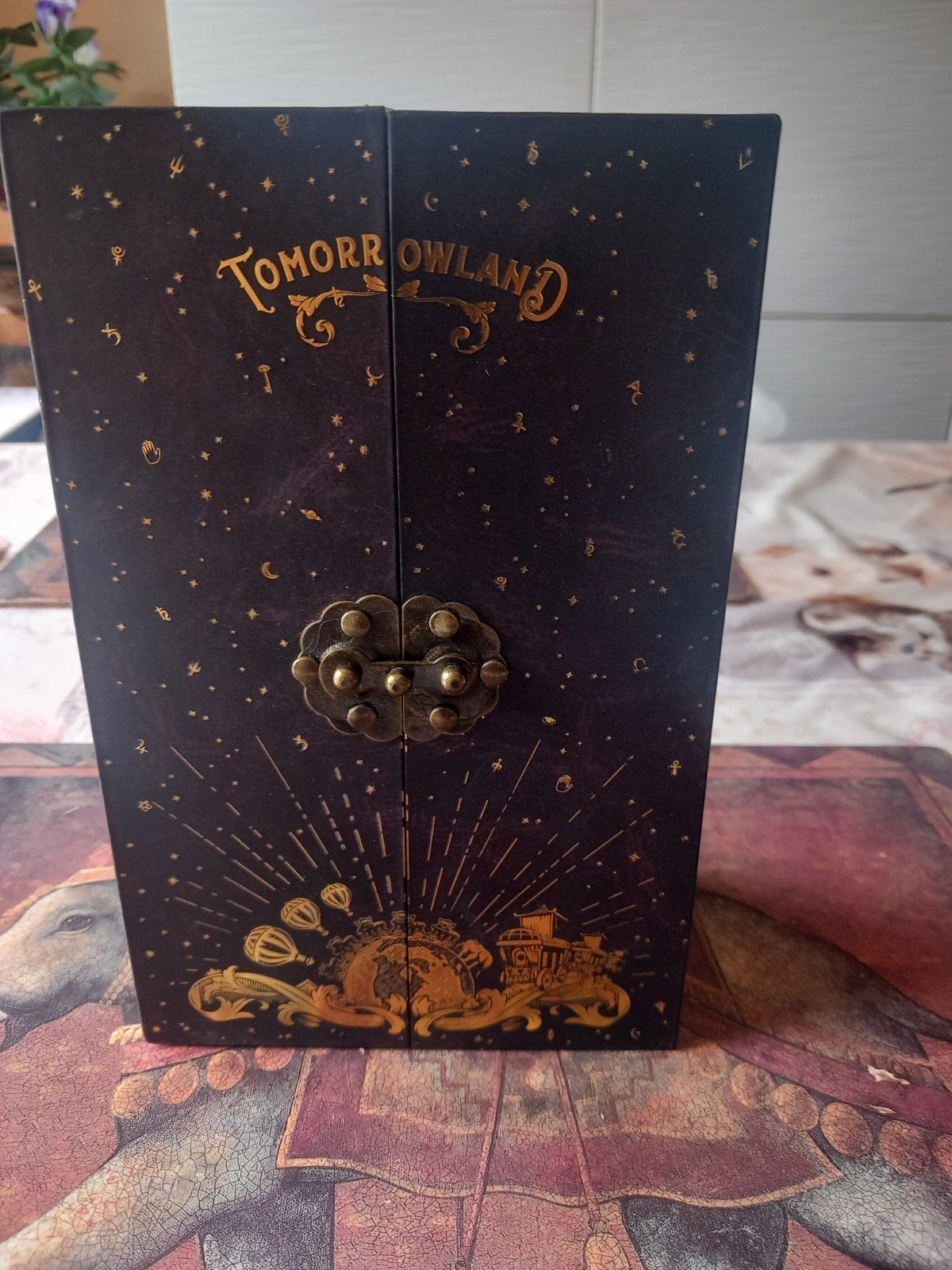 BOÎTE À MUSIQUE TOMORROWLAND, Enlèvement
