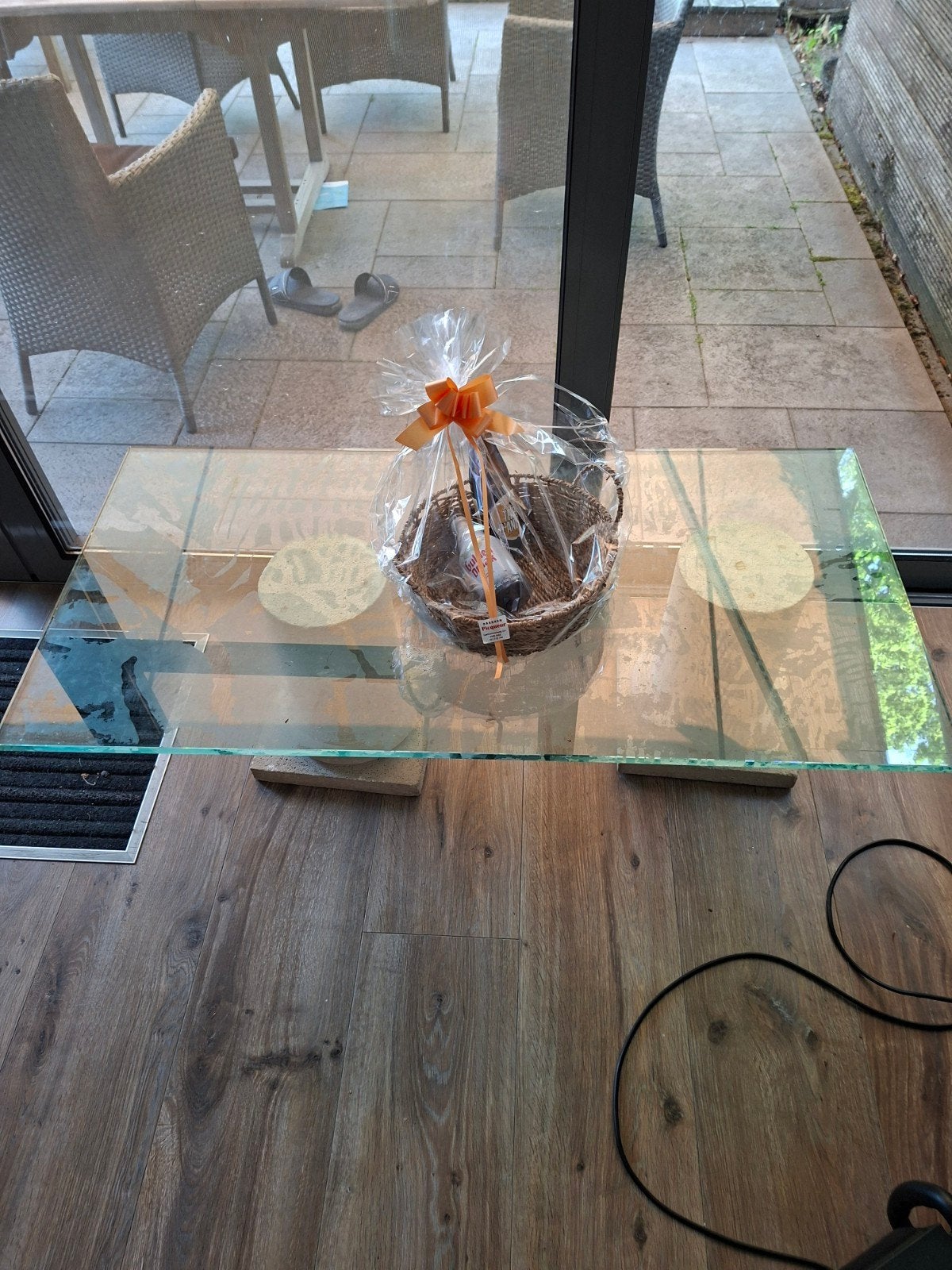 Table en verre avec pieds en pierre., Enlèvement
