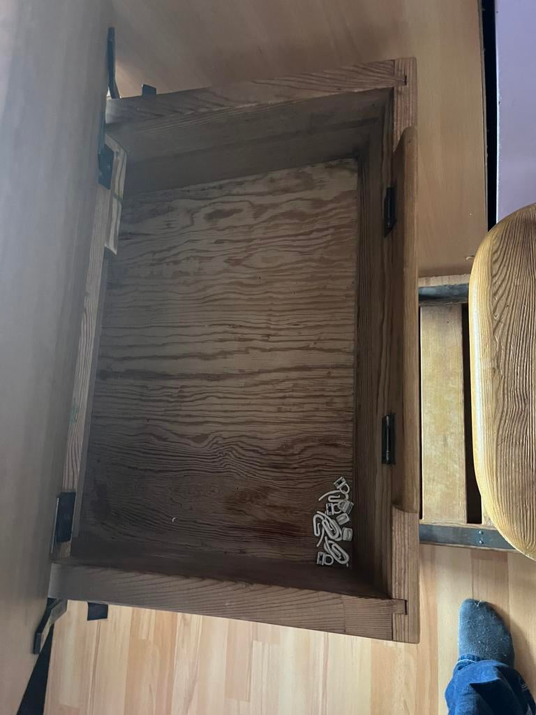 Bureau d'école à l'ancienne, Enlèvement