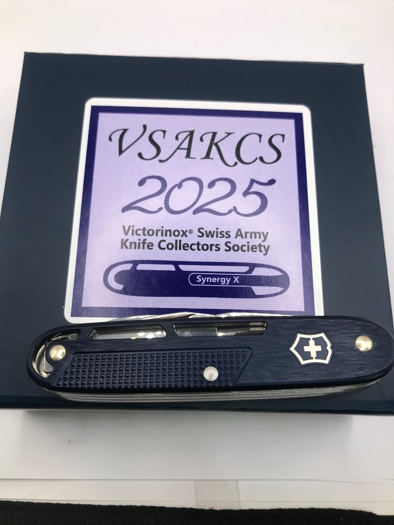 Couteau Victorinox Alox Blue VSAKCS 2025 Synergy X Club 2025, Caravanes & Camping, Outils de camping, Neuf, Enlèvement ou Envoi