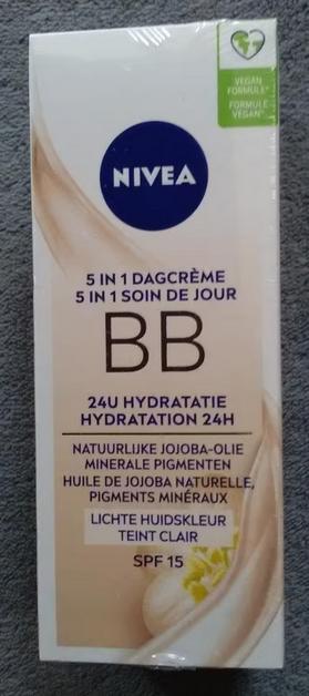 Soin de jour 5 in 1 Nivea Teint clair neuf et scellé, Enlèvement ou Envoi, Neuf, Tout le visage, Soins