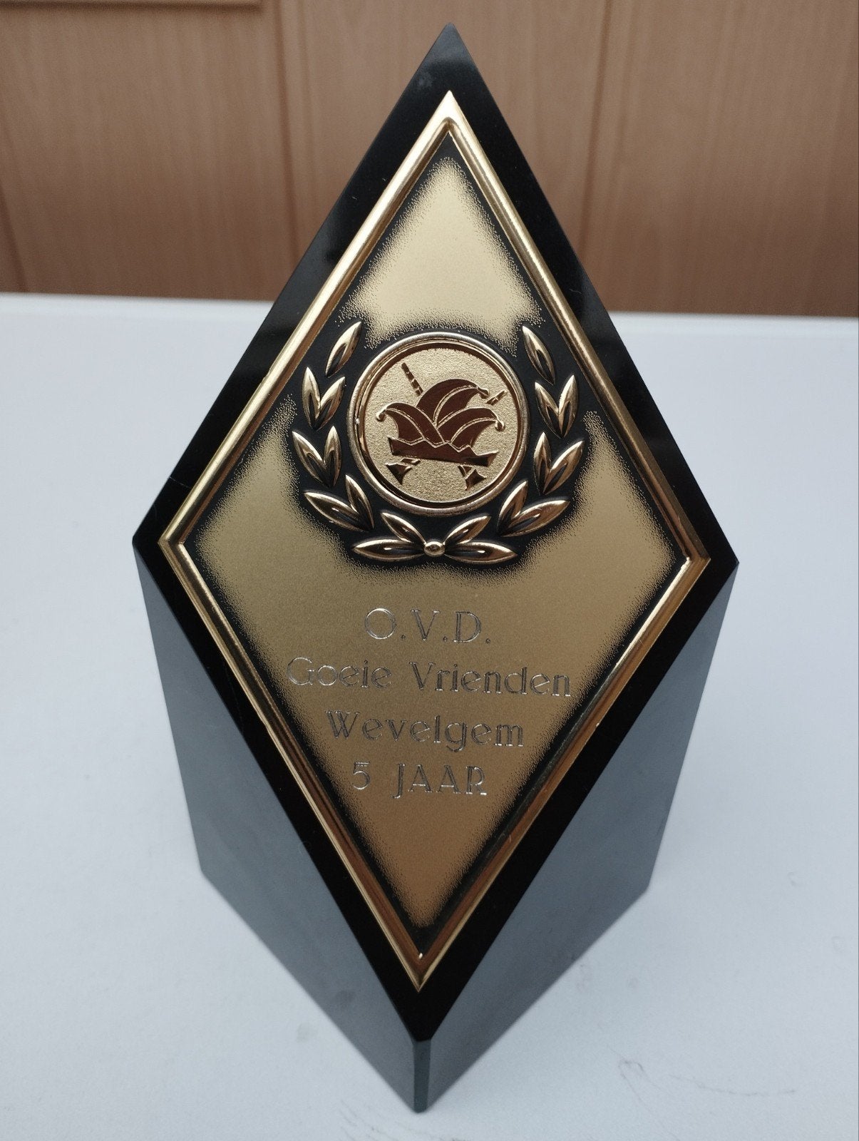 een trofee over 5 jaar schermen kleur zwart en goud kleur, Verzamelen, Ophalen