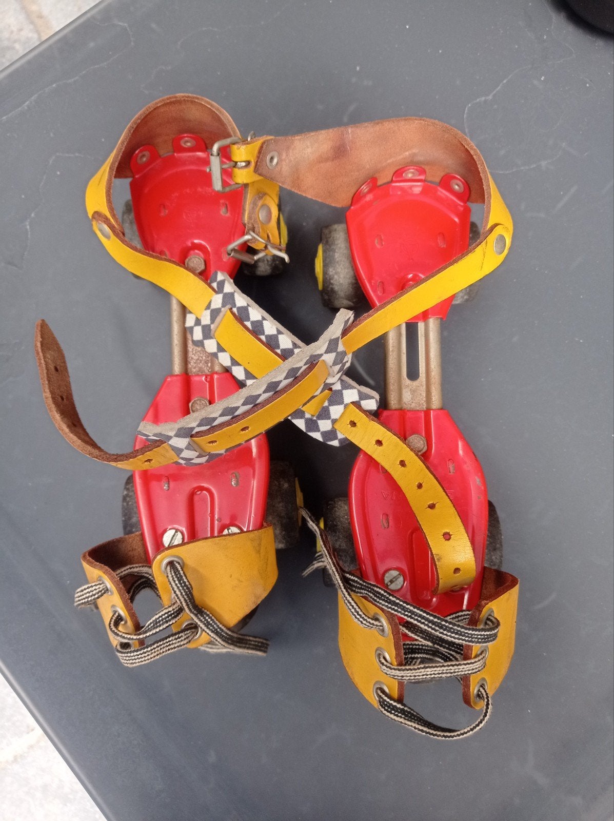 Vintage Hermina rolschaatsen (DDR), Ophalen