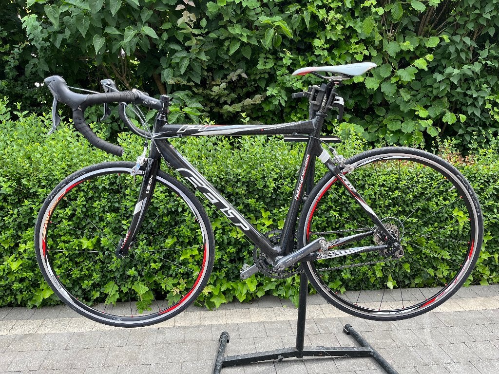 Carbon Felt F4 koersfiets maat 56 met nieuwe banden., Fietsen en Brommers, 28 inch, Gebruikt, Carbon, 15 tot 20 versnellingen