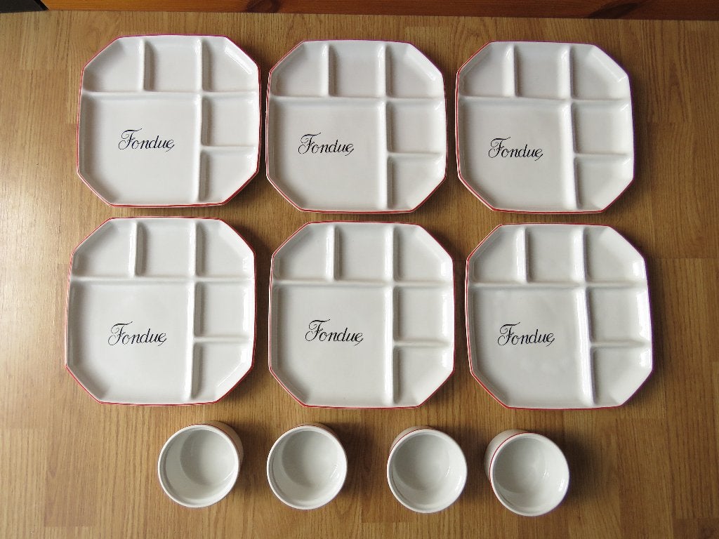 ensemble de 6 assiettes fondue carrée et 4 ramequins a sauce, Maison & Meubles, Cuisine | Vaisselle, Service complet, Enlèvement ou Envoi