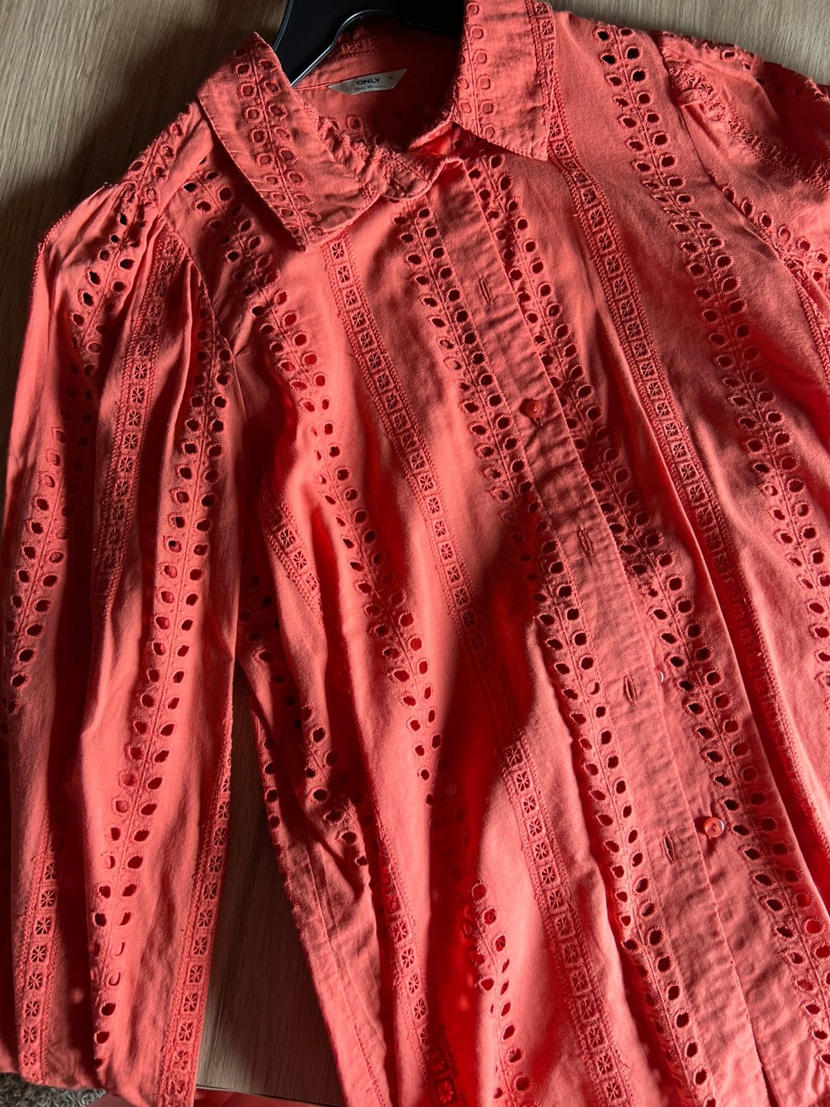 ONLY koraal rood/oranje broderie blouse maat M, Kleding | Dames, Ophalen of Verzenden, Gedragen, Maat 38/40 (M), Oranje