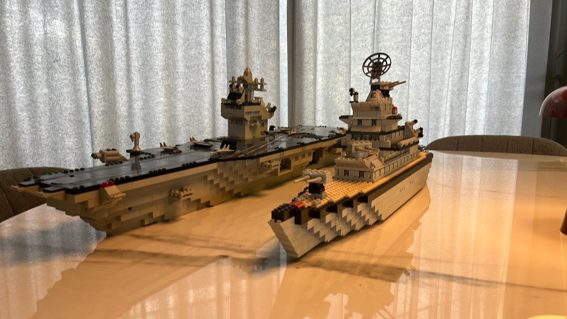 Grand porte-avions Lego + navire de guerre, Enlèvement, Comme neuf, 1:50 à 1:200, Autres marques