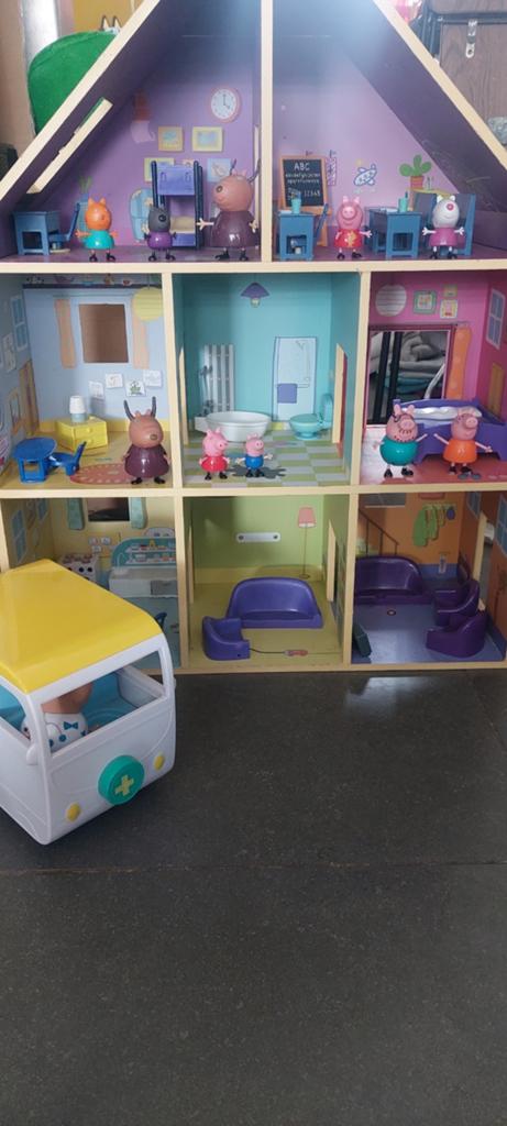 Maison peppa avec accessoires,  salle de classe et ambulance, Enfants & Bébés, Enlèvement, Accessoires