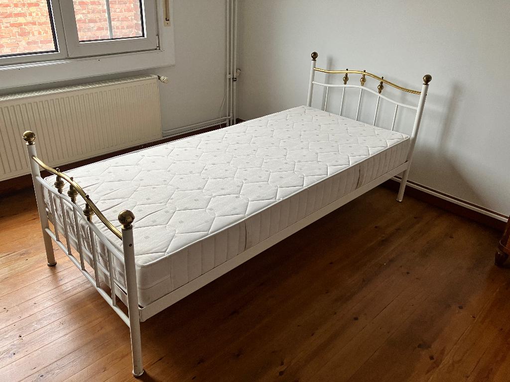 Degelijk Meisjesbed + matras (zo goed als nieuw), Huis en Inrichting, Ophalen, Overige materialen, 90 cm, Eenpersoons