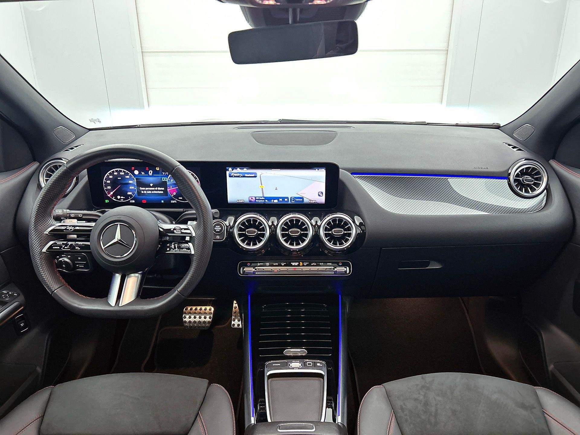 Mercedes-Benz GLA-Klasse 180 AMG Line | Panoramisch Dak | Tr, Auto's, Mercedes-Benz, Stof, Gebruikt, 4 cilinders, 136 pk