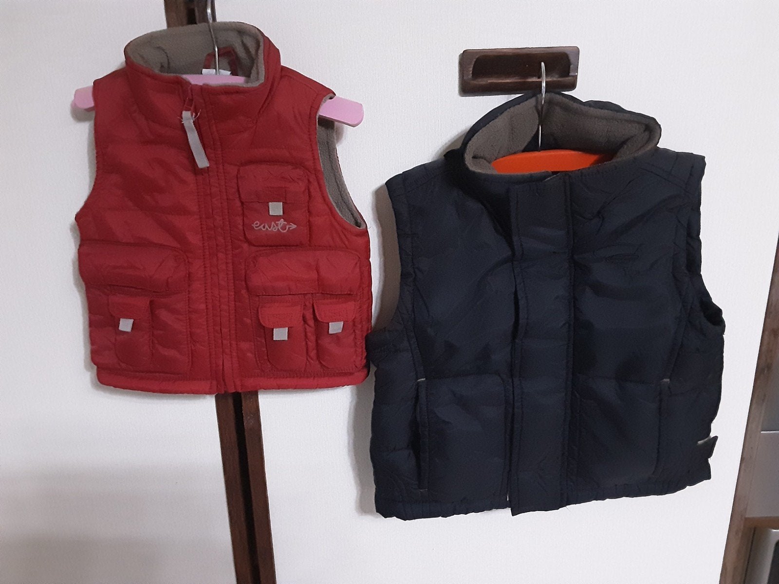 bodywarmer maat 110 en 68
Rode maat 68
Zo goed als nieuw
5€, Kinderen en Baby's, Ophalen of Verzenden