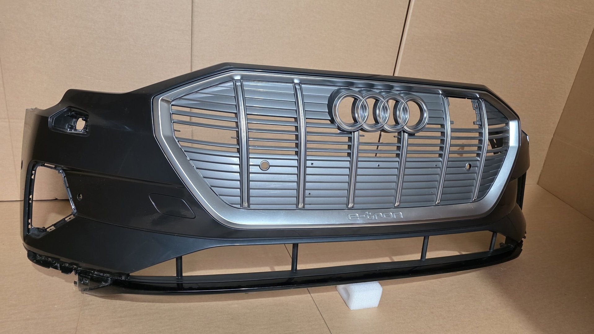 Voorbumper Audi 4KE E-TRON 4K 6xPDC 4KE807437 ETRON Basic, Gebruikt, -, Voor, Ophalen of Verzenden