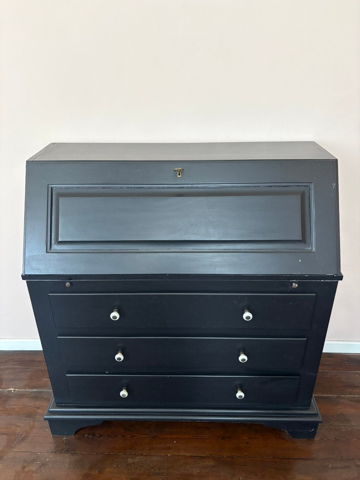 Mooie houten secretaire / klepbureau – zwart – karaktervol, Ophalen, Zo goed als nieuw