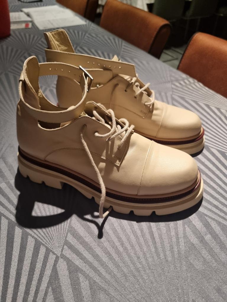 Splinternieuwe PRADA
Maat : 40

Nieuwe Prada-schoenen zoals, Kleding | Dames, Schoenen, PRADA, Beige, Nieuw, Ophalen of Verzenden