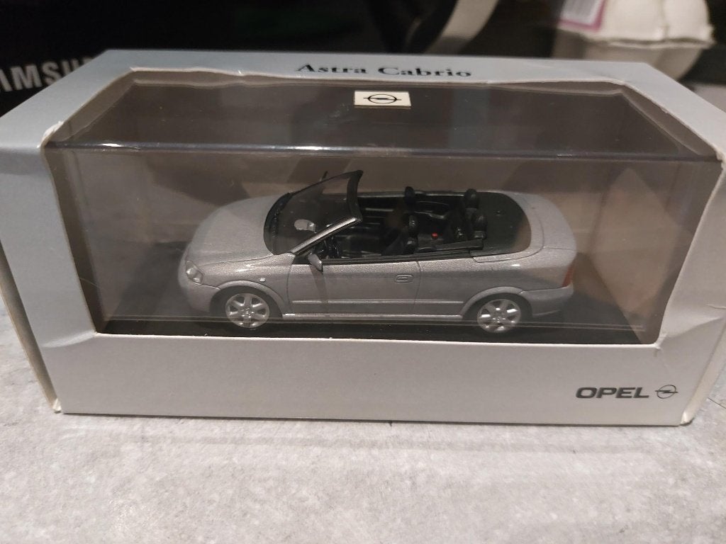 Minichamps opel astra cabriolet 1/43, Hobby & Loisirs créatifs, Enlèvement ou Envoi, Neuf, Voiture, MiniChamps