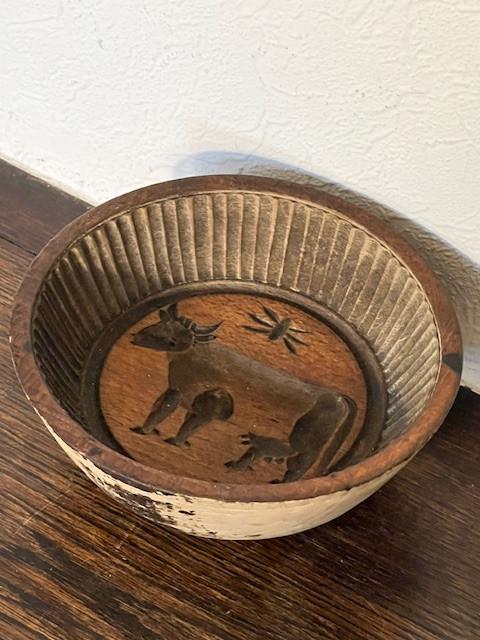 Moule a beurre en bois à décor de vache., Enlèvement